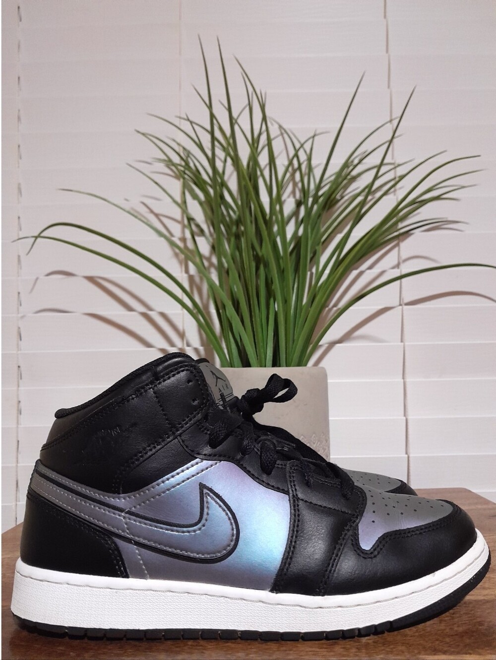 Jordan 1 Mid SE GS 'Black Iridescent IH4106-010 youth/big kid 7Y women's 8.5